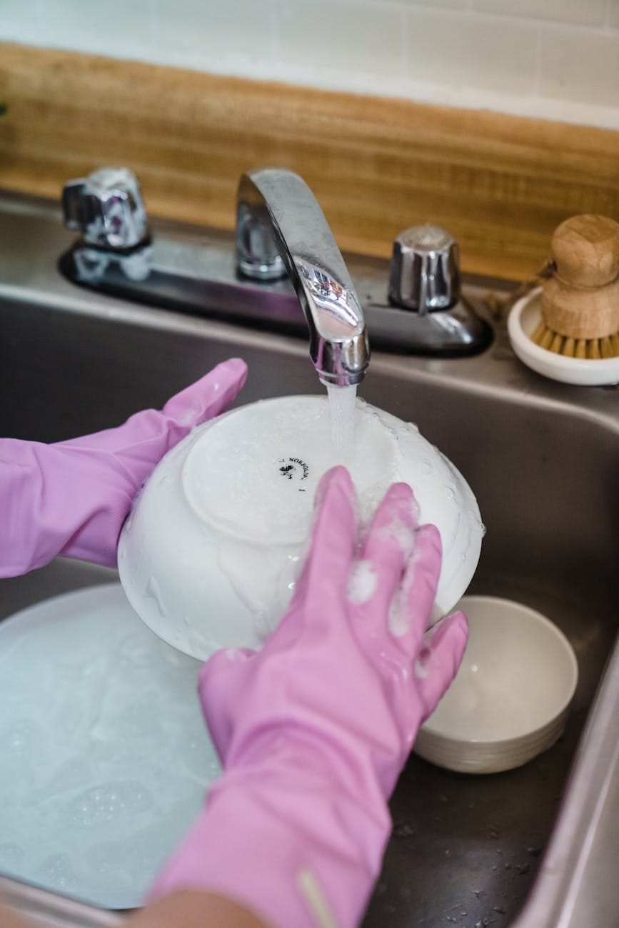 a person washing the dishes
